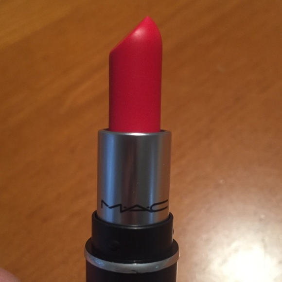 MAC Retro Matte Lipstick Relentlessly Red - Picture 9 of 16